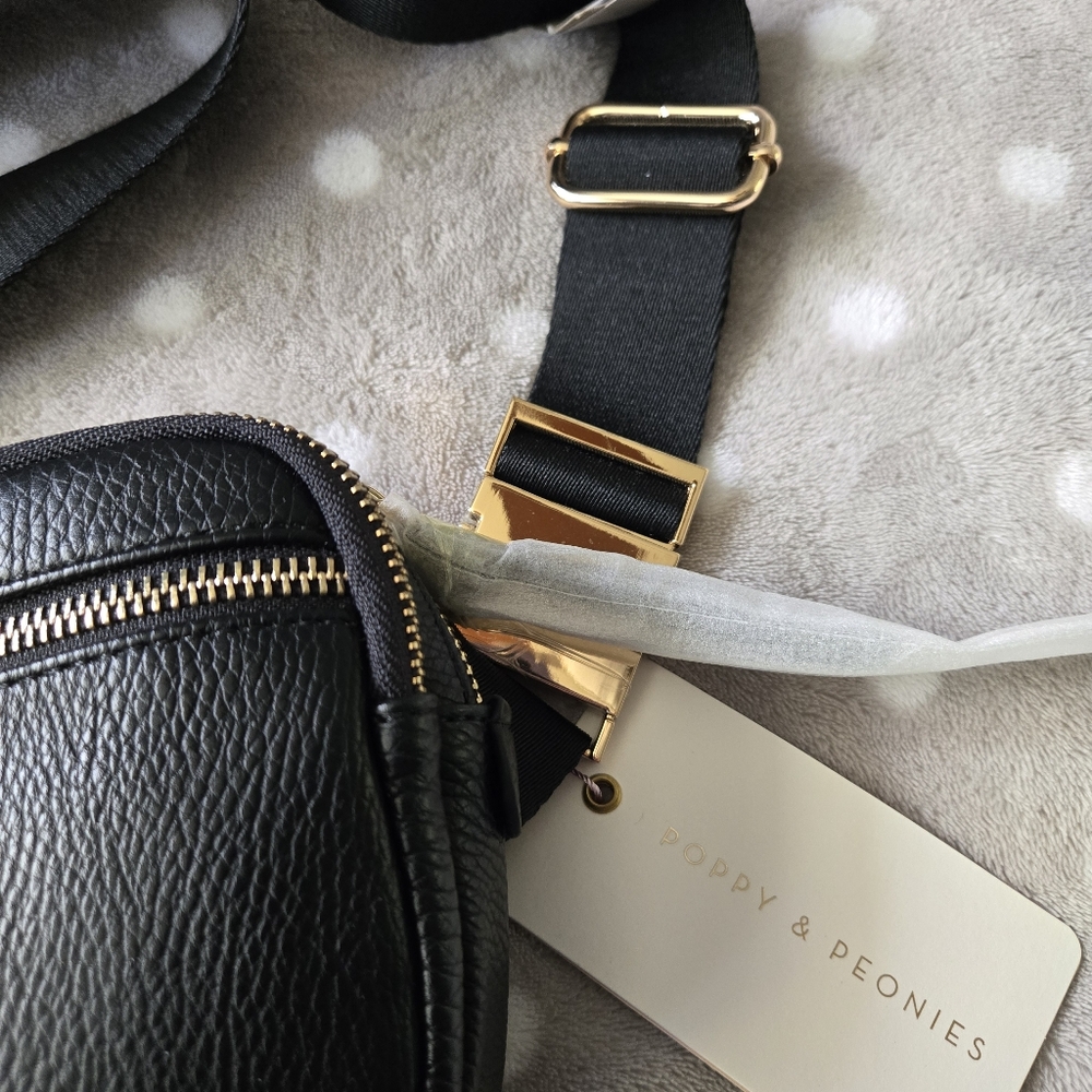 **SOLD** Poppy & Peonies "On The Run" Vegan Leather Belt Bag in black *NWT - Picture 10 of 16
